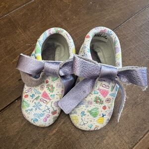 Girls princes  Disney ribbion bow size 3 - great condition - bare sole moccs